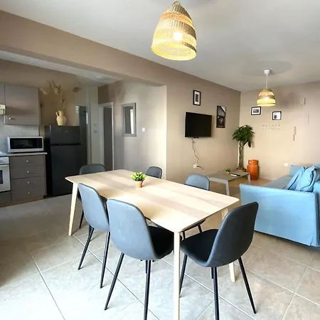 2 Beachside Apts, 5min Walk To Shore With Internet 拉纳卡