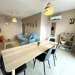 Apartment 2 Beachside Apts, 5min Walk To Shore With Internet Larnaca